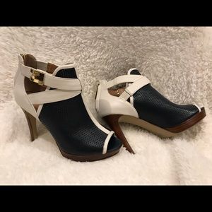 Tommy Hilfiger peep toe heel.